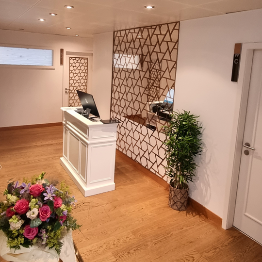 Innenausbau Renovation – Empfangsbereich mit Boden